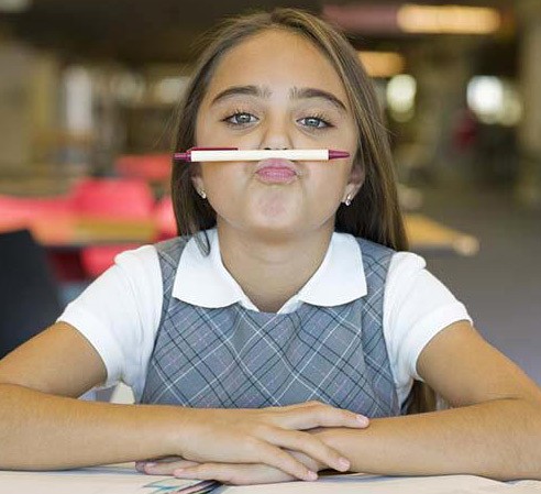 tenir-son-crayon une petit fille tient son crayon