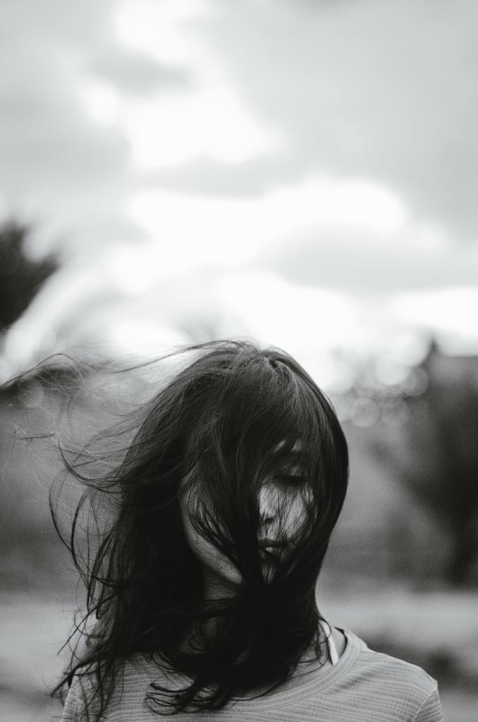 référence photo : tête avec cheveux qui volent