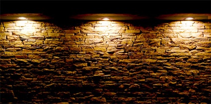 Lumière rasante d'ampoules sur un mur