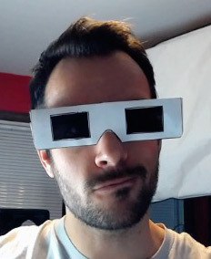 Pit avec les lunettes en papier