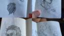 Dessins en cours de réalisation sur papier, montrant différentes étapes de croquis et de détails