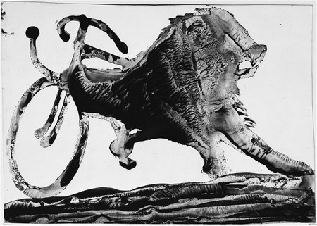 Œuvre intitulée « Lion-bicyclette » de Oscar Dominguez