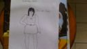 Dessin de corps humain en cours de croquis, avec des traits simples et une main tenant un crayon