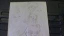 Feuilles de papier avec des dessins de personnages, probablement pour un cours de dessin