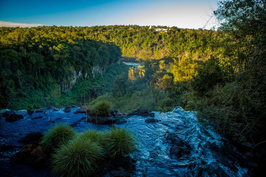 Paysage avec cascade d'eau