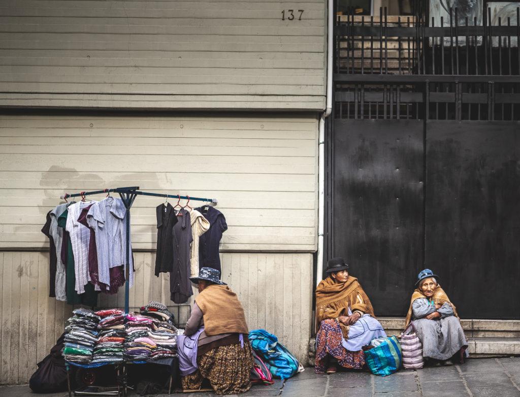 Photo stand de vêtements dans la rue