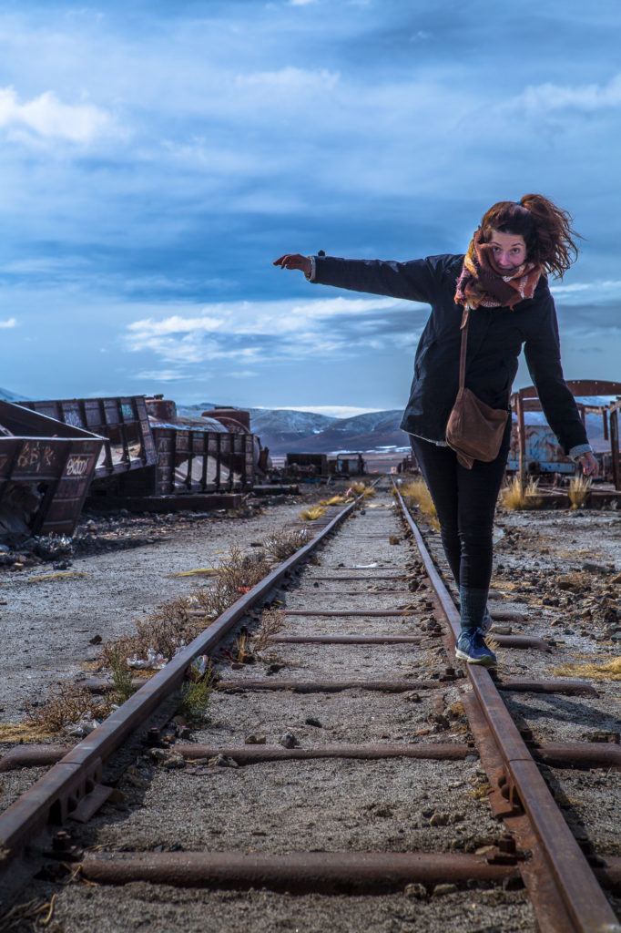 photo femme marchant en équilibre sur des rails de train