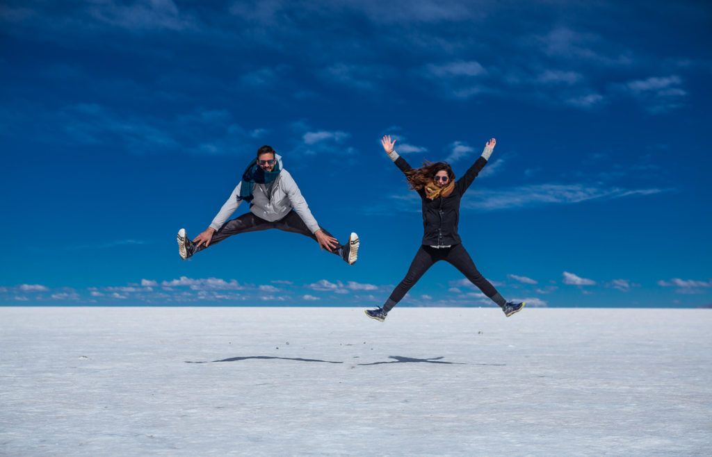 Photo couple sautant dans un désert argentin