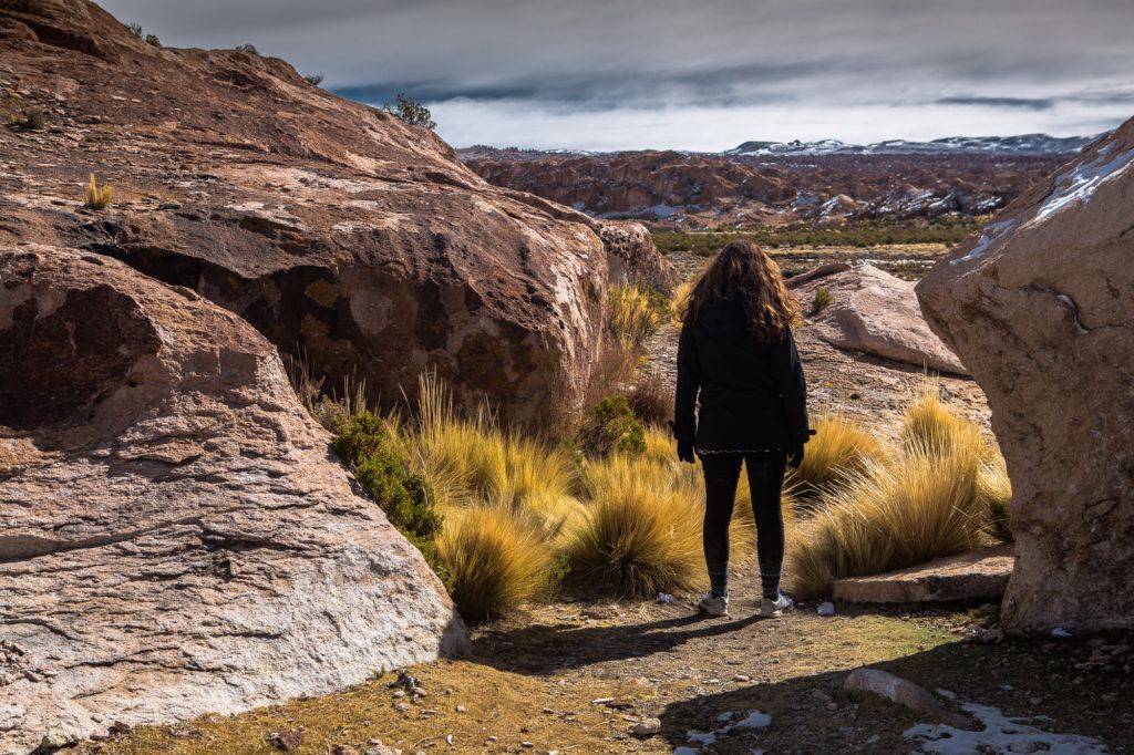 photo paysage aride avec de femme de dos