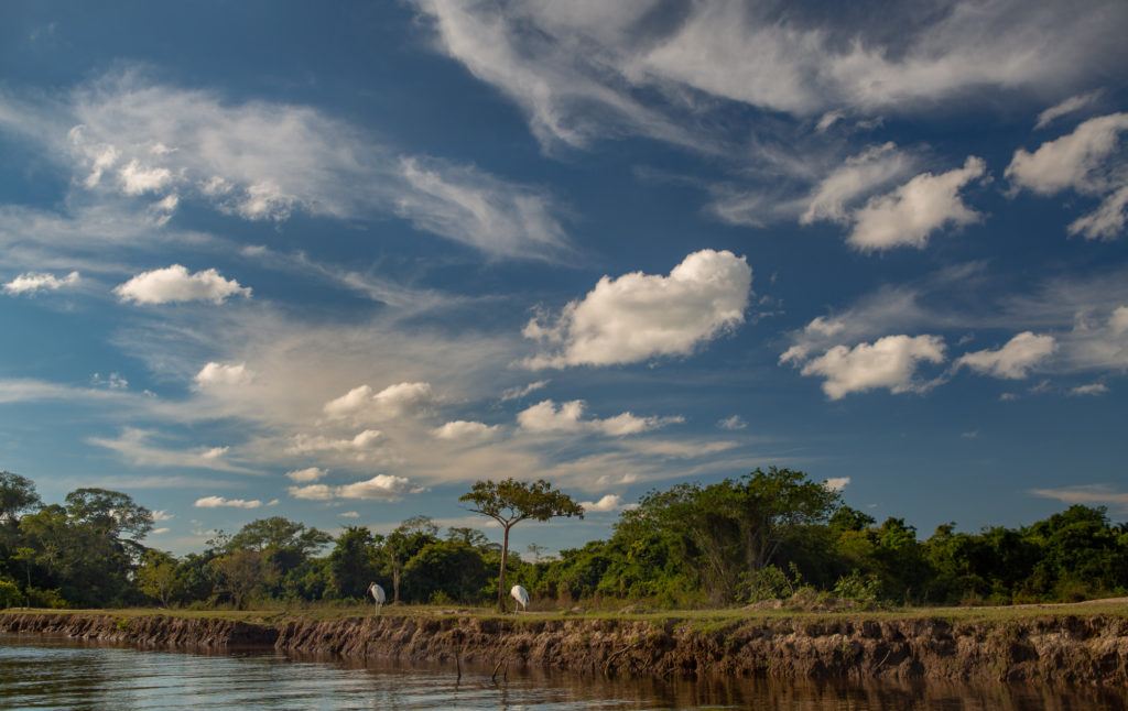 Photo paysage avec ciel nuageux et rivière