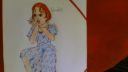 Dessin d'une femme en robe bleue tenant un objet près de sa bouche, fond rouge