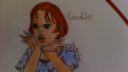 Dessin d'une fille aux cheveux rouges et yeux bleus, vêtue d'une robe bleue, avec un crayon rouge à la main