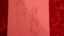 Dessin de personnages en noir et blanc sur fond rouge, technique de croquis simple