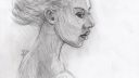 Dessin en crayon de profil d'une personne avec des cheveux blancs et une expression sérieuse