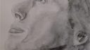 Portrait en noir et blanc d'une personne, technique de dessin réaliste