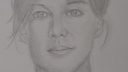 Un croquis de visage en crayon sur fond blanc, technique de dessin simple