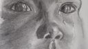 Dessin en noir et blanc d'un visage humain, technique de dessin réaliste