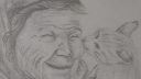 Dessin en crayon montrant un visage souriant, yeux fermés, et une main tenant un objet
