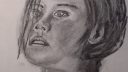 Un croquis en noir et blanc d'une figure humaine, probablement en cours de réalisation, avec des traits précis et détaillés