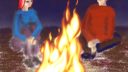 Deux personnages dessinés assis autour d'un feu, avec un arrière-plan flou