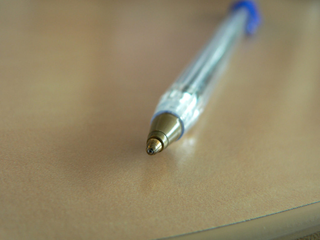 Zoom sur la pointe d'un stylo bic