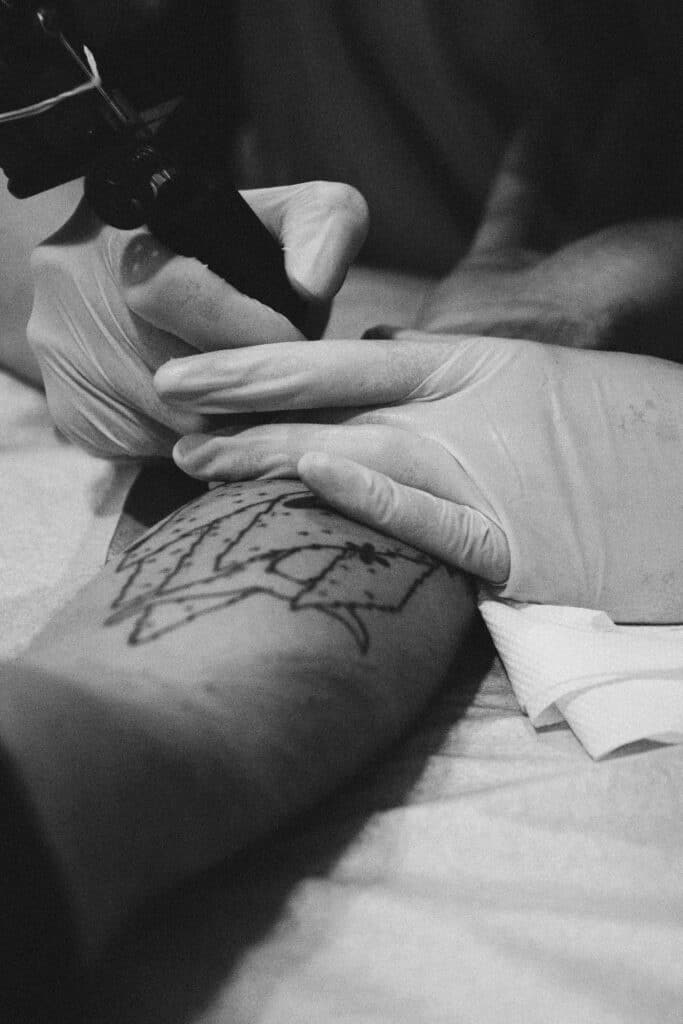 Comment devenir tatoueur - Tatouage sur un bras