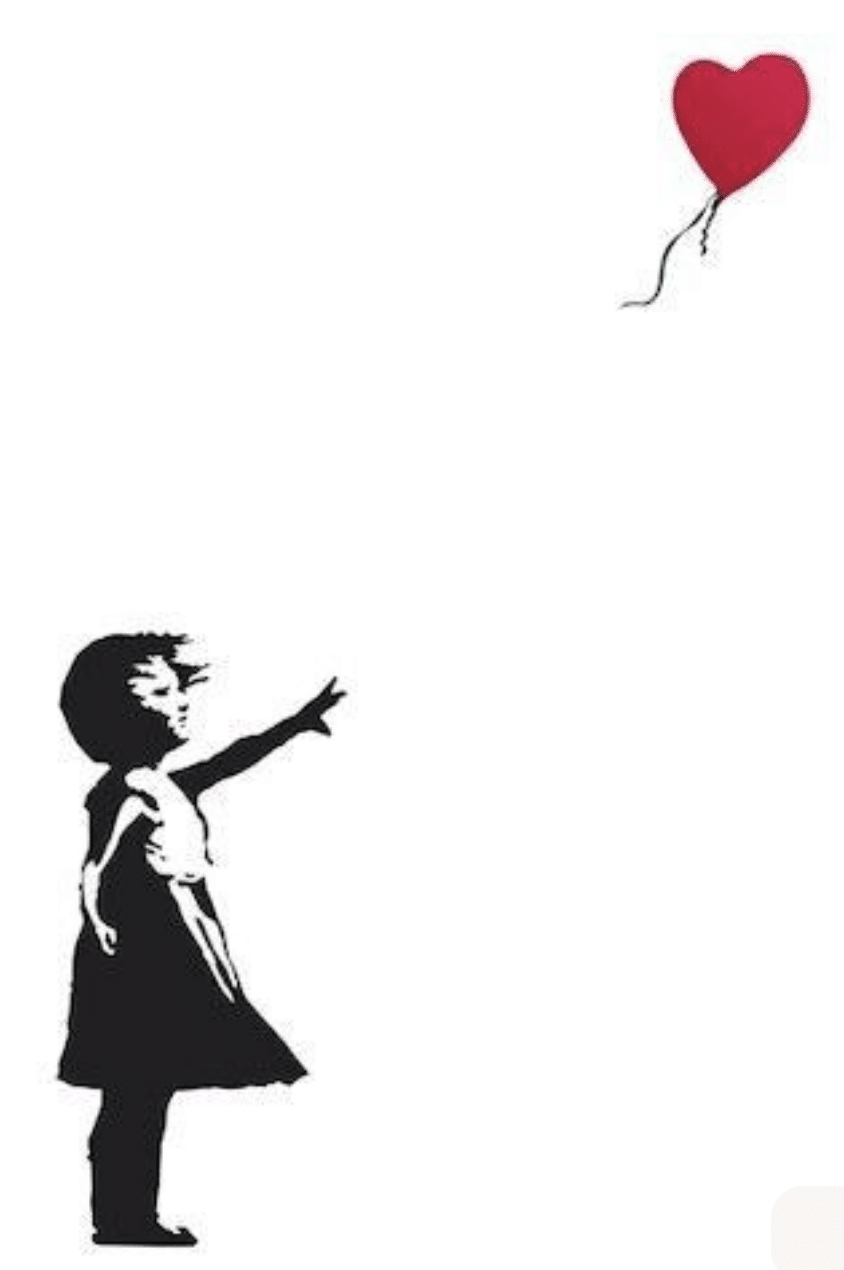 Silhouette d'une petite fille tendant la main vers un ballon en forme de cœur rouge