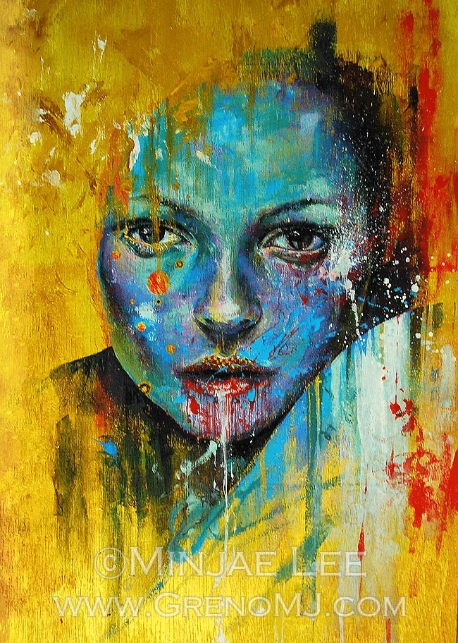 Portrait avec visage bleu sur fond doré, jeu de contrastes caractéristique de Minjae Lee