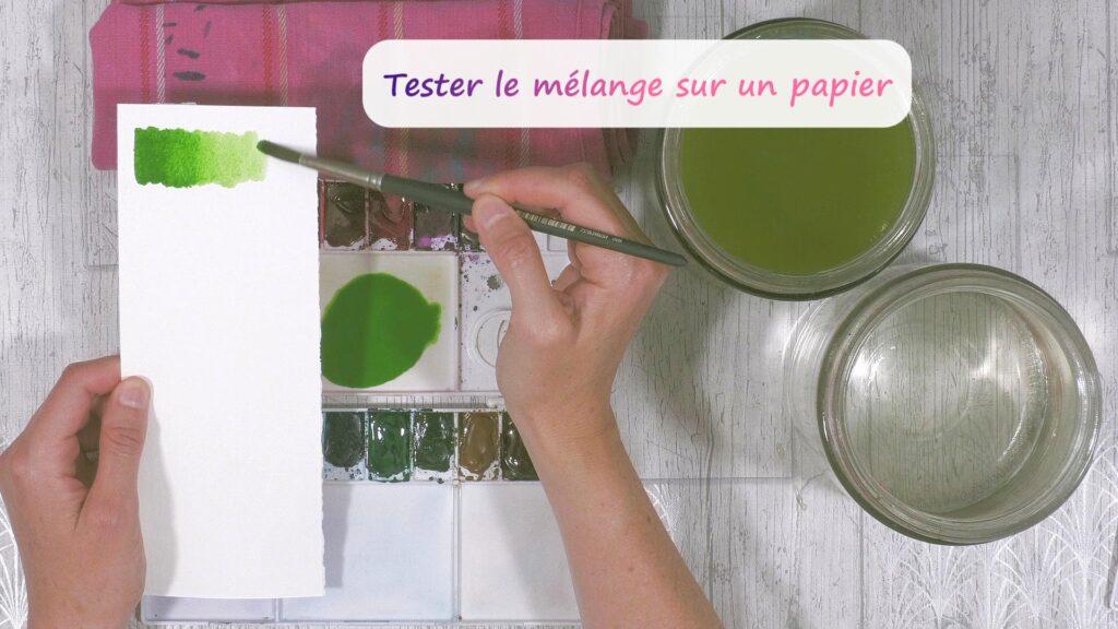 Tester son mélange de couleurs sur un papier.