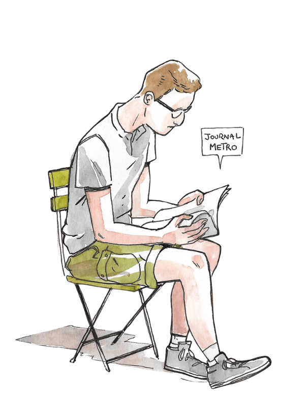 Un jeune homme assis sur une chaise pliante lit un journal.