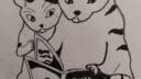 Deux chats assis, l'un lisant un livre à l'autre