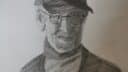 Dessin au crayon représentant un homme portant des lunettes et une casquette