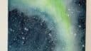 Peinture représentant une aurore boréale avec des nuances de vert et bleu